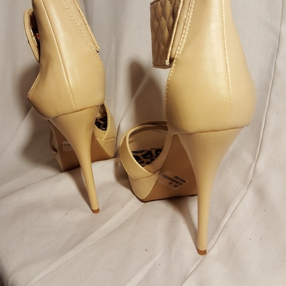 Cream heel with ankle strap. - Picture 3 of 4
